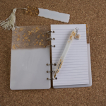 Λευκό-χρυσό σημειωματάριο μεσαίο υγρό γυαλί